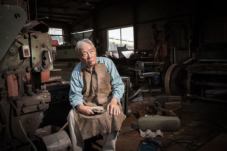 5 Katsuyuki Yashima is sitting in his own workshop. At the time of the accident, he and his wife employed 15 people. His company will not reopen, and he does not think they will go back to live in Namie even after the city reopened. “I will not go back because I can not restart my business. In 10 years, Namie will be a ghost town. According to a survey, only 20% of the inhabitants of Namie want to come back. Gradually, as the years pass, people will rebuild their lives elsewhere, and in the end, no one will return.” Katsuyuki Yashima lives in Iwaki city, where the level of radioactivity is very low.