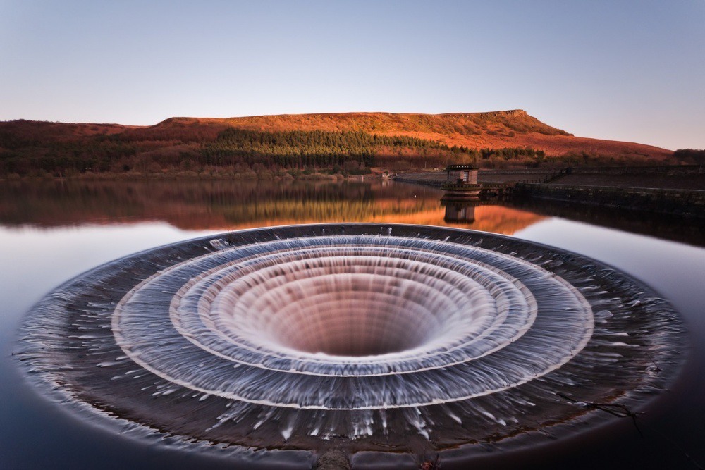 9 The tunnel to drain water in the Ladybower Reservoir. Photography by reddit