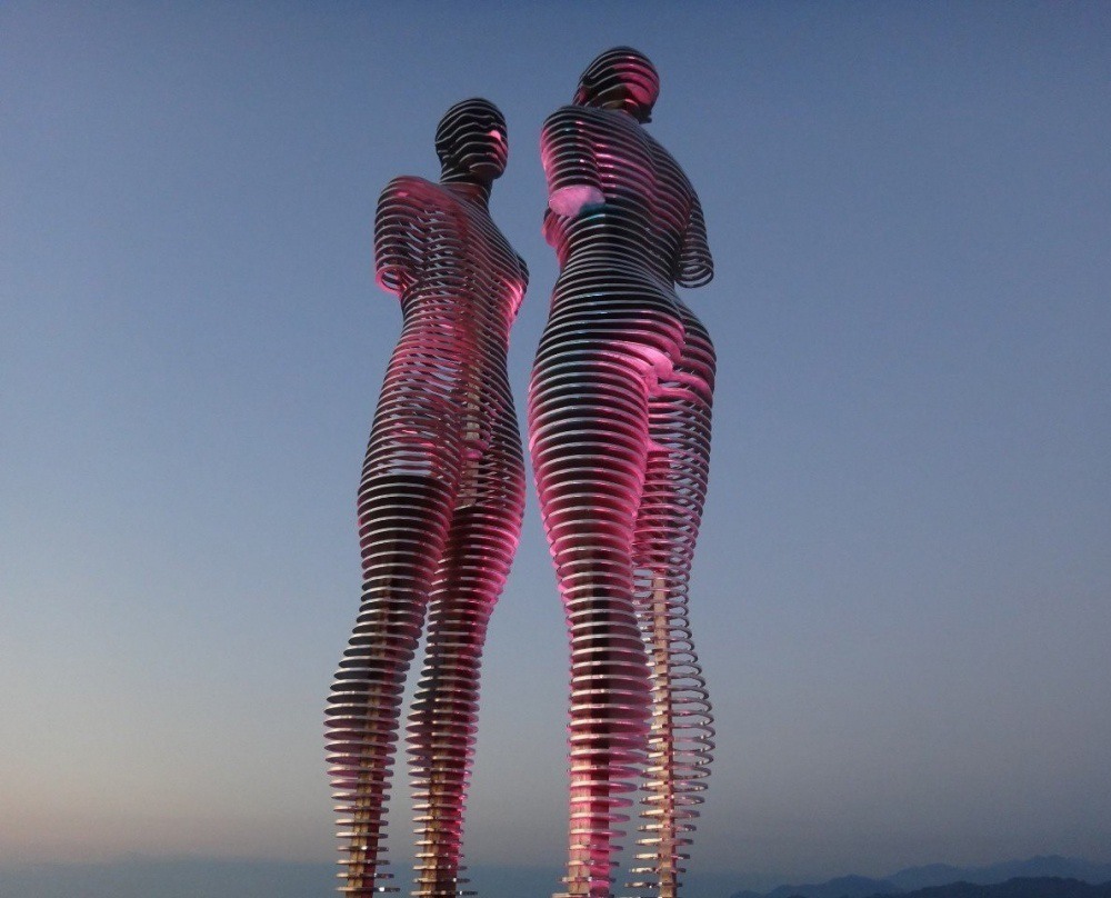 12 The famous moving sculpture in Batumi. Photography by vistanews.ru