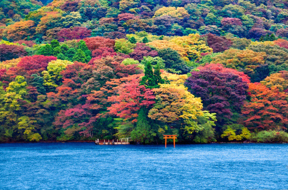 5 Lake Ashi, Hakone. Photography by pinterest.com