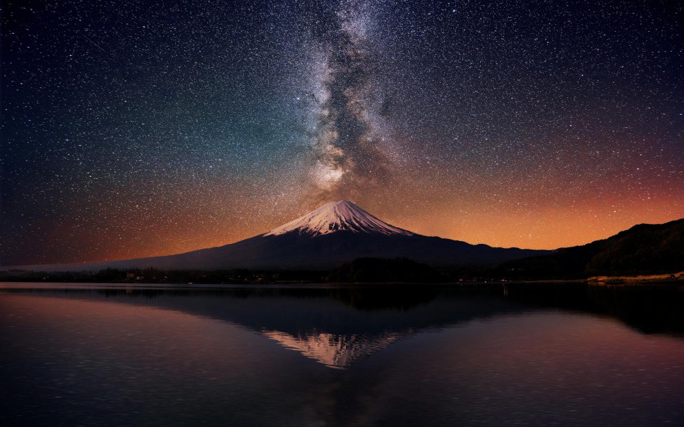 16 Fujiyama and the Milky Way. Photography: byreddit.com