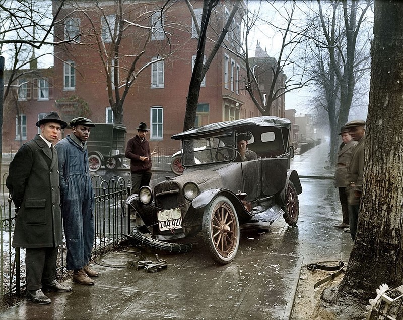 8 Car accident in Washington, 1921. Photograph by Sanna Dullaway.