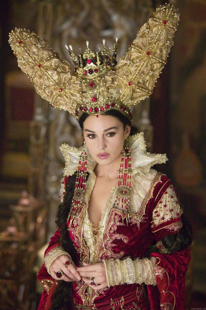17 Monica Bellucci in the film "The Brothers Grimm", 2005.