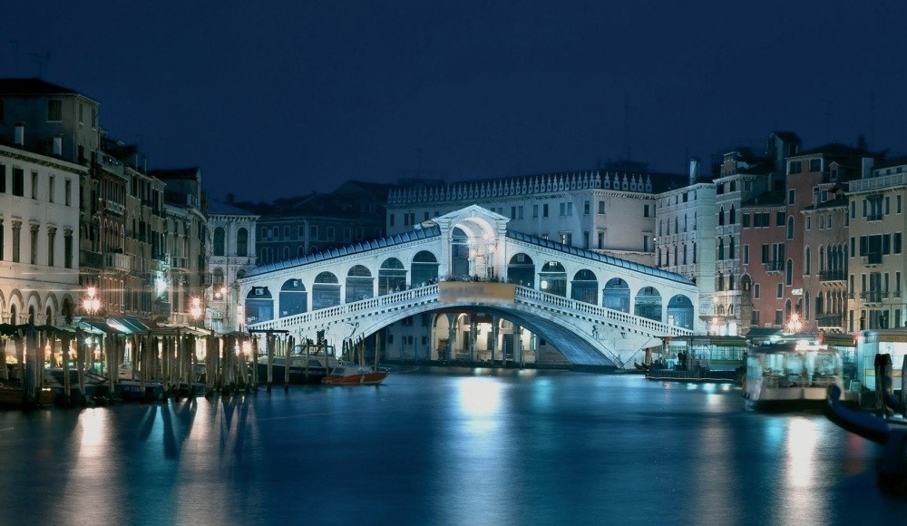 11 Rialto Bridge, Venice. Photograph by mota